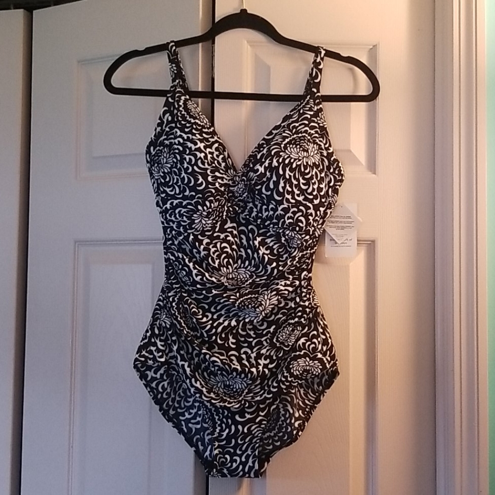 L.L Bean Sunblocking Swimsuit, NWT Size 10 Reg.